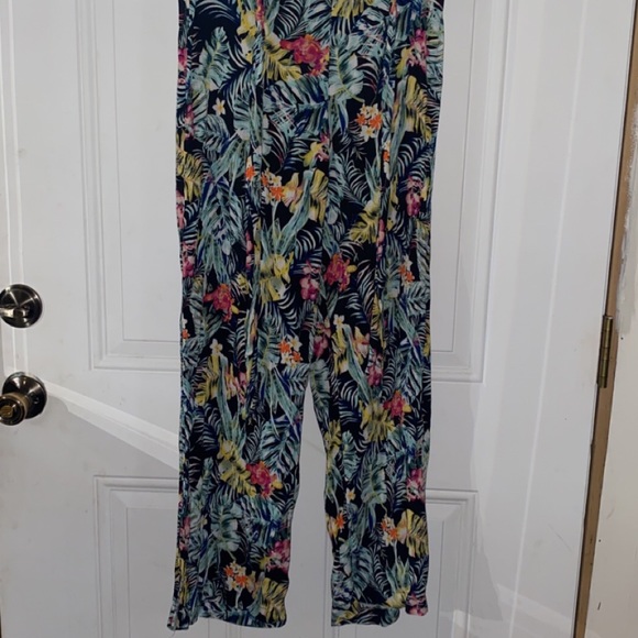 Two piece set with a crop tank and matching pants - Picture 4 of 4